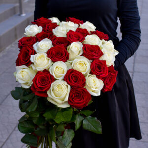 Raudonos ir baltos rožės puokštėje Gėlės moterims