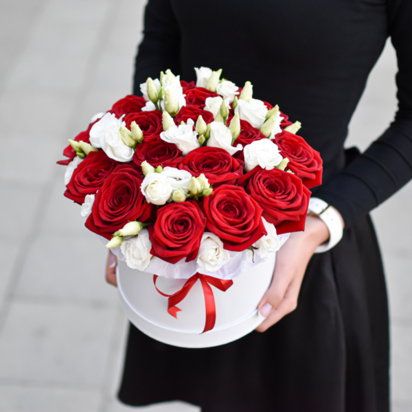 Raudonų rožių ir baltų eustomų dėžutė