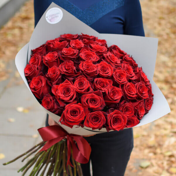 Raudonos rožės puokštėje gimtadienio gėlės