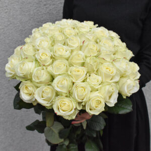 Baltų rožių puokštė gimtadienio gėlės