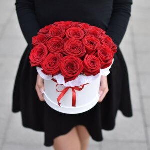 Raudonos rožės gėlių dėžutėje