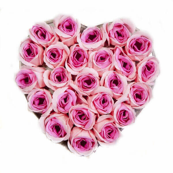 Rožinės rožės gėlės širdelės formos gėlių dėžutėje