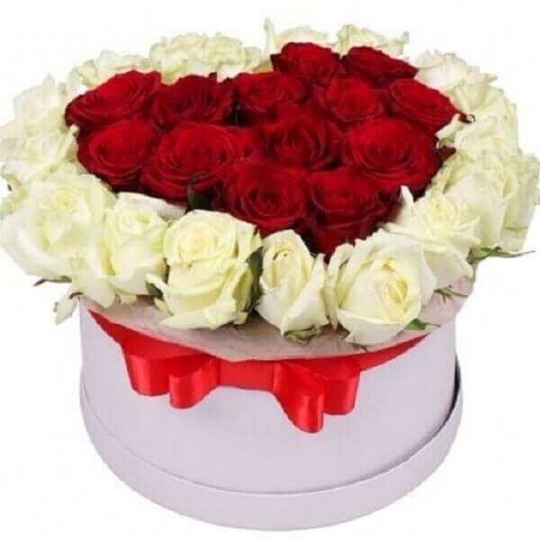 Raudonos ir baltos rožės gėlės širdelės formos dėžutėse