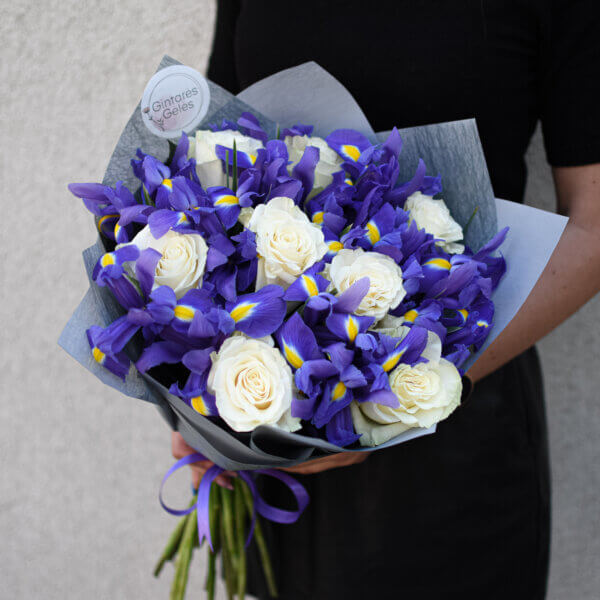 Baltos rožės ir mėlyni irisai puokštėje gimtadienio gėlės
