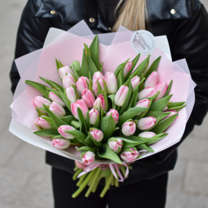 Rožinių tulpių puokštė gėlės moterims