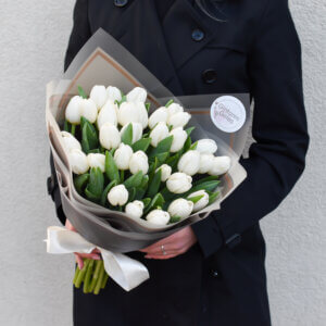 Baltos tulpės puokštėje gėlės moterims