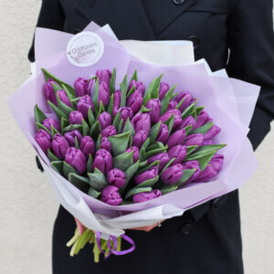 Violetinės tulpės puokštėje gėlės moterims
