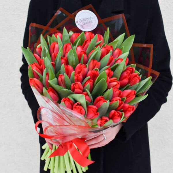 Raudonų tulpių puokštė gimtadienio gėlės