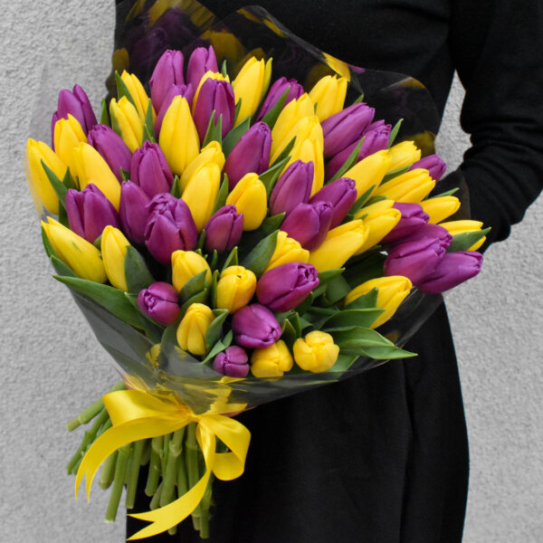 Gėlės moterims geltonų ir violetinių tulpių puokštė