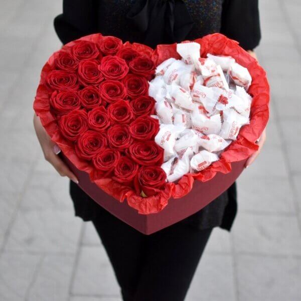 Raudonos rožės širdelės formos dėžutėje