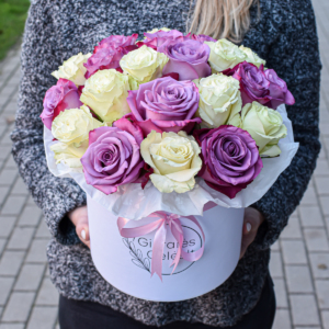 Rožinės ir baltos rožės dėžutėje dovanos moterims