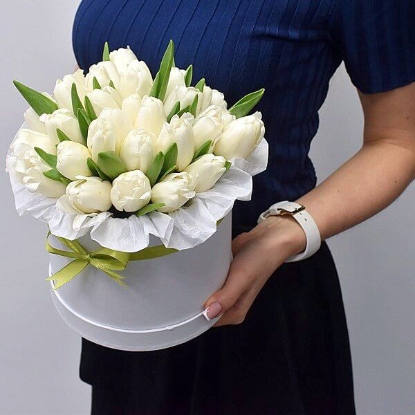 Коробка из белых тюльпанов