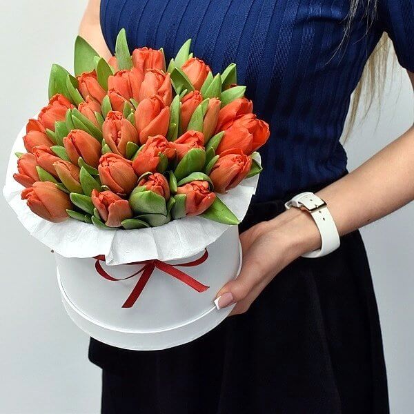 Красные тюльпаны в коробке