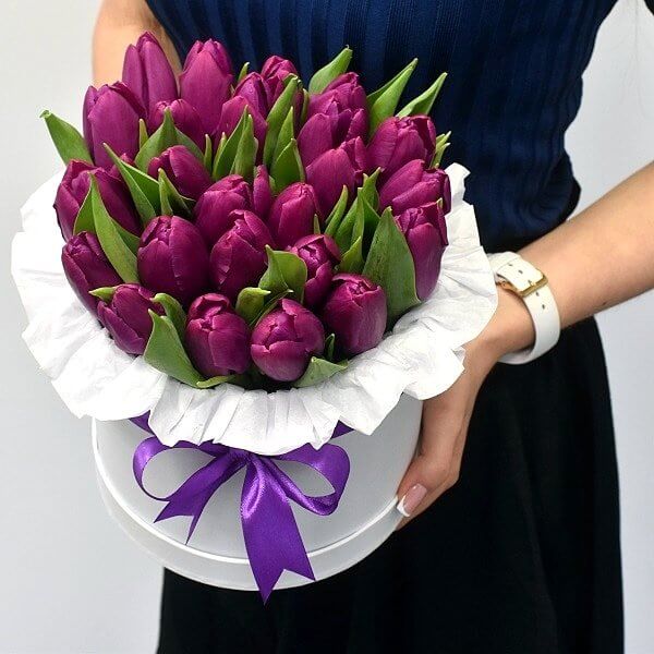 Коробка с фиолетовыми тюльпанами