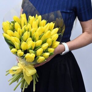 Geltonos tulpės gėlės puokštėse