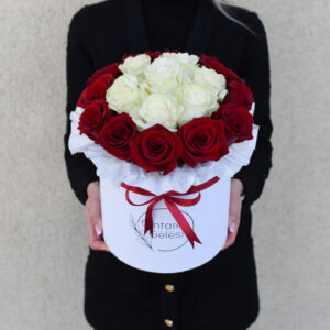 Baltos viduryje ir raudonos rožės išorėje prabangi rožių dėžutė