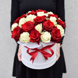 Gėlės merginai raudonų ir baltų rožių dėžutė
