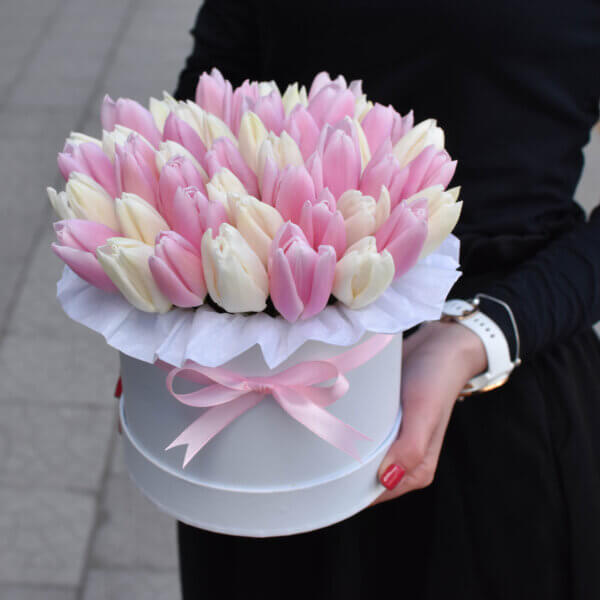 Baltos ir rožinės tulpės dėžutėje gimtadienio gėlės