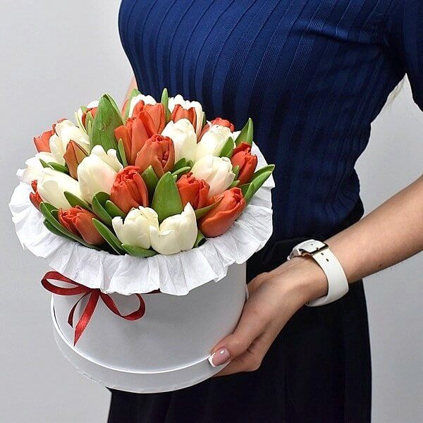 Белые и красные тюльпаны в коробке