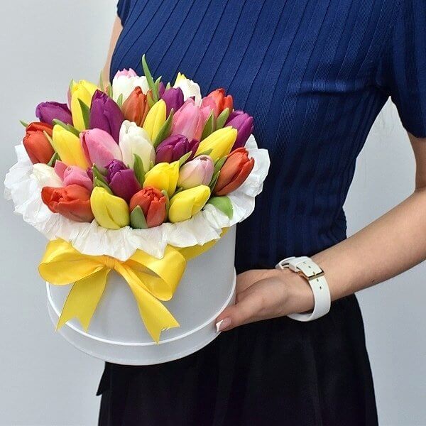 Коробка из тюльпанов разных цветов