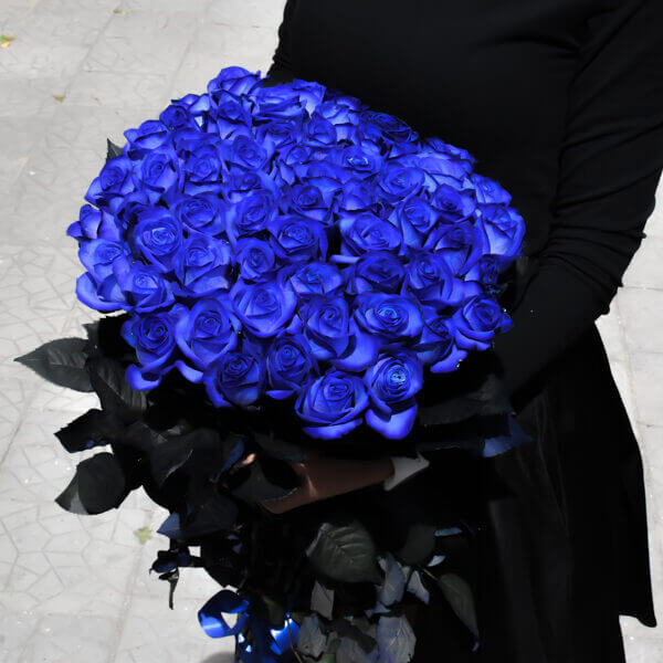 Egzotinių mėlynų rožių puokštė merginai