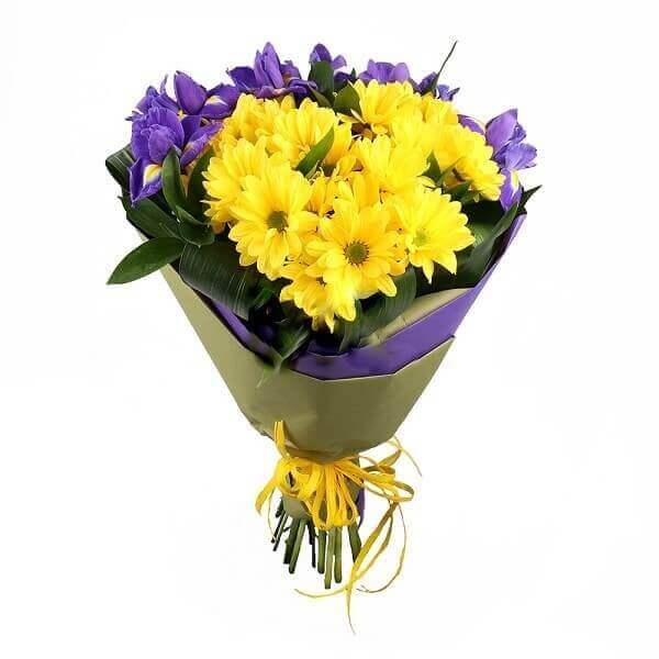 Irisai ir chrizantemos gėlių puokštė