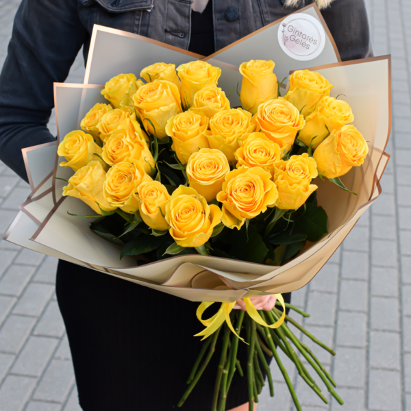 Geltonų rožių puokštė gėlės moterims