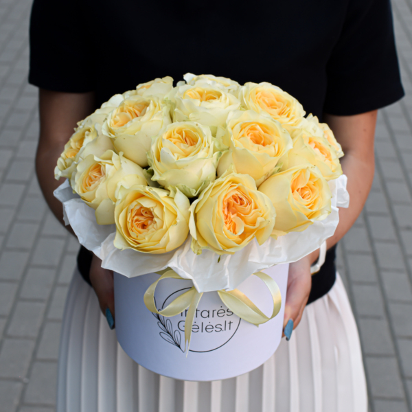 Geltonos rožės dėžutėje gimtadienio gėlės moterims