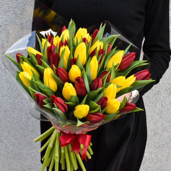 Geltonų ir raudonų tulpių puokštė gėlės moters dienai