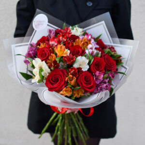 Alstromerijų ir raudonų rožių puokštė gėlės moterims