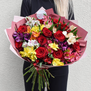 Raudonų rožių ir įvairiaspalvių alstromerijų puokštė