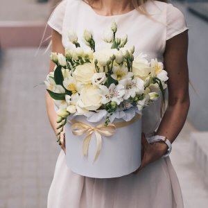 Baltų žiedų gėlės dėžutėse