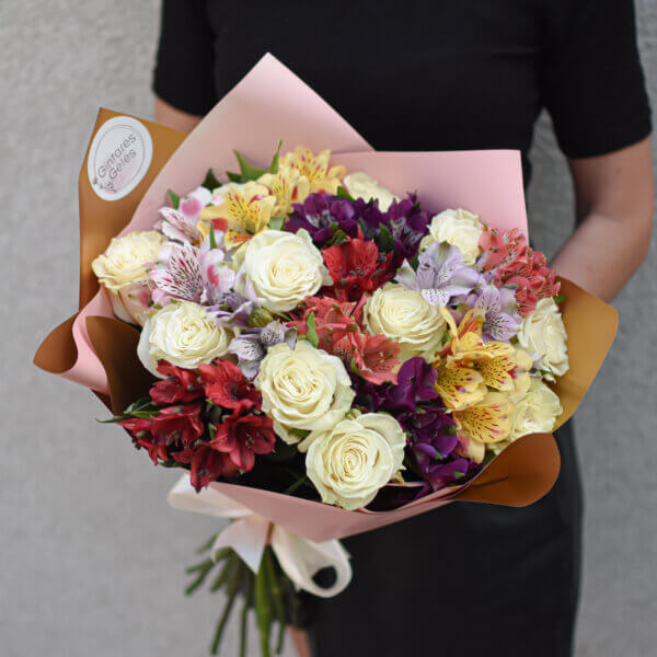 Įvairių spalvų alstromerijos ir baltos rožės puokštėje gimtadienio gėlės