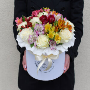 Spalvotų alstromerijų ir baltų rožių dėžutė gėlės moterims