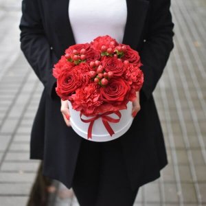 Красные цветы в коробках