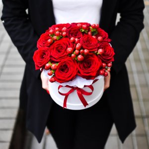 Цветы в коробке из красных роз
