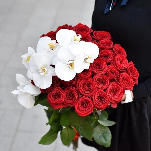 Bouquet of white orchids and red roses