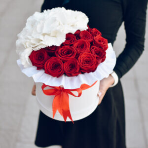 Raudonų rožių ir hortenzijų dėžutė