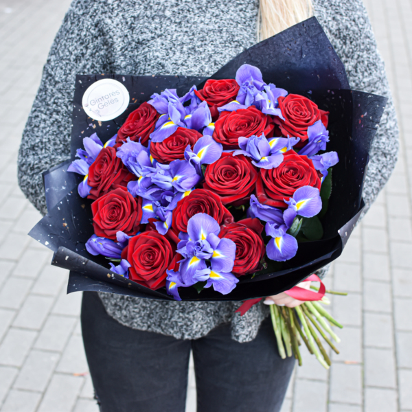 Mėlyni irisai ir raudonos rožės puokštėje gimimo dienos proga