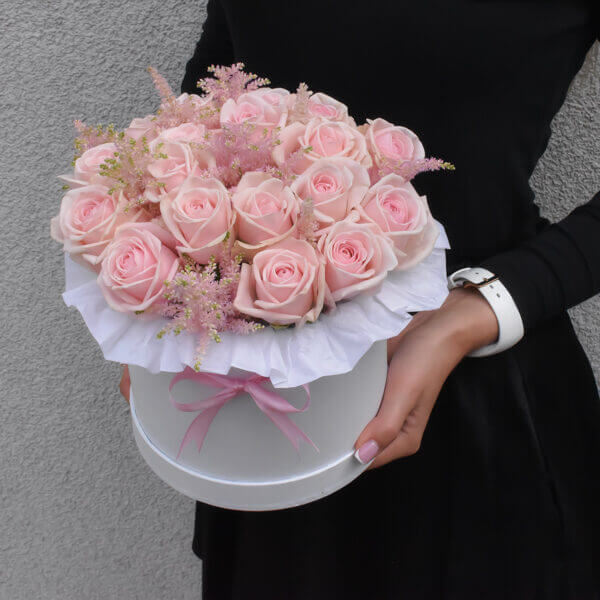 Rausvai rožinės rožės dėžutėje