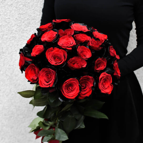 Gėlės moterims raudonų rožių juodais krašteliais puokštė