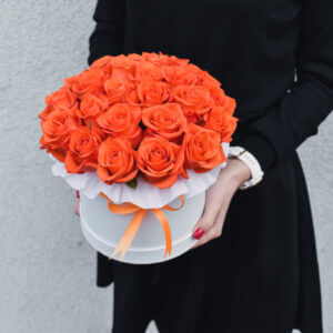 Gėlės moterims oranžinių rožių dėžutė