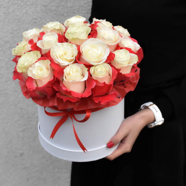 Gėlės moterims baltos rožės dėžutėje