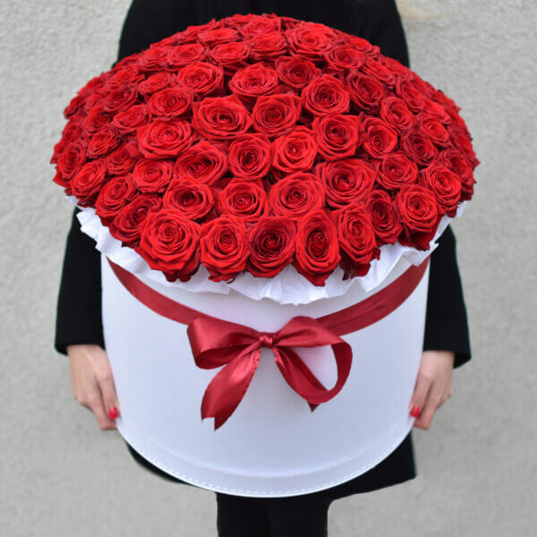 Išskirtinė raudonų rožių dėžutė Gėlės merginai