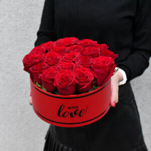 Raudonų rožių dėžutė gėlės merginai