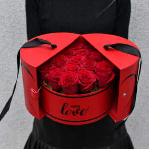 Raudonos rožės dėžutėje valentino dienos gėlės