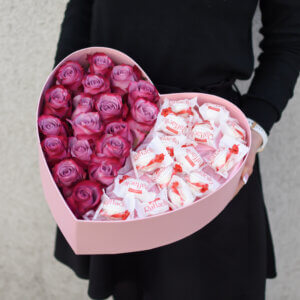 Širdelės formos rožinių rožių dėžutė su saldainiais