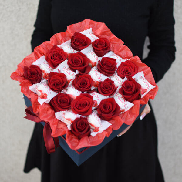 Raudonos rožės dėžutėje su Raffaello saldainiais