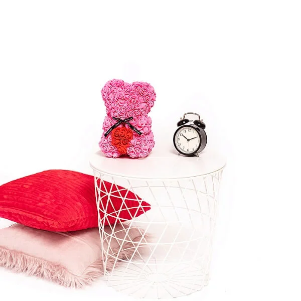 Mažas rožinis rožių meškiukas su širdele dėžutėje