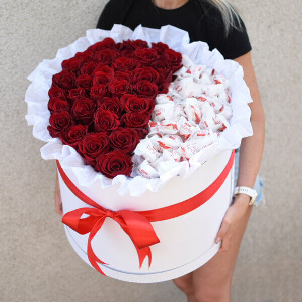 Raudonos rožės mega dėžutėje su saldainiais gėlės merginai
